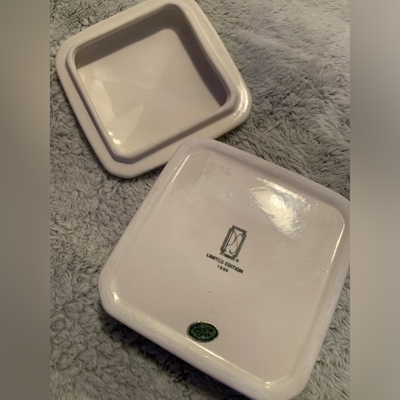 Vintage Small Ceramic Jewelry Trinket Box - Picture 4 of 4